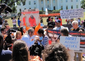 Andres Conteris publicly fed by nasogastric tube on the 61st day of his solidarity fast in front of the White House on September 6. (WNV/Nadine Bloch)